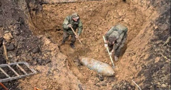 Saperzy znaleźli w rosyjskim Biełgorodzie niezdetonowaną bombę lotniczą w pobliżu miejsca czwartkowego wybuchu - poinformował gubernator obwodu biełgorodzkiego Wiaczesław Gładkow. Służby podjęły decyzję o ewakuacji 17 budynków mieszkalnych w promieniu 200 metrów od miejsca znalezienia bomby.
