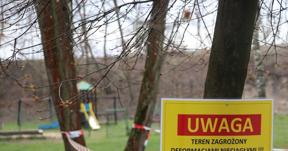 W sobotę małopolscy strażacy zostali wezwani do zabezpieczenia zapadliska w Trzebini (Małopolskie). Okazało się, że jest to powiększony lej, który 12 kwietnia pojawił się na ogródkach działkowych przy ul. Jana Pawła II.