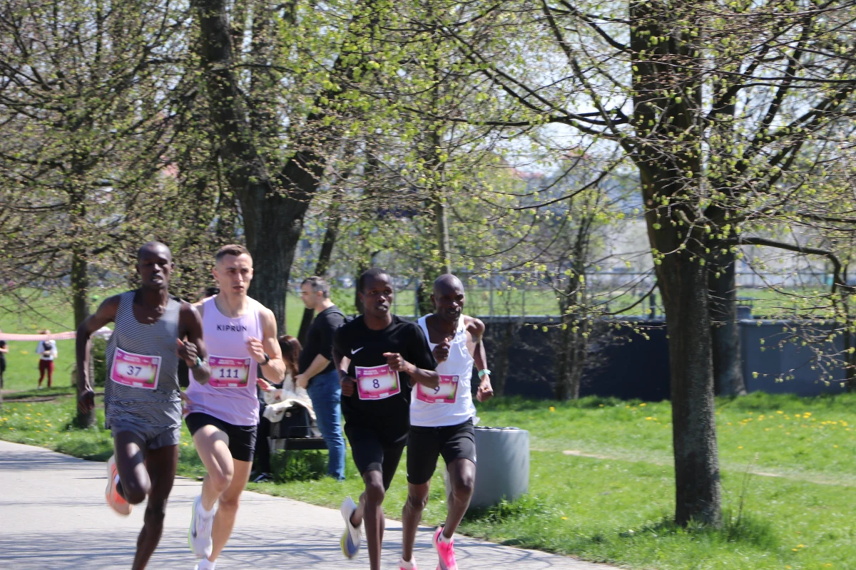 Około tysiąca biegaczy wzięło dziś udział w 16. Mini Cracovia Maratonie im. Piotra Gładkiego o Puchar RMF MAXX. Był to pierwszy akcent biegowego weekendu w Krakowie. Zawodniczki i zawodnicy rywalizowali dziś na dystansie 1/10 maratonu.