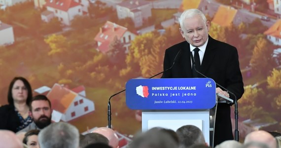 Podczas spotkania w Janowie Lubelskim prezes PiS Jarosław Kaczyński stwierdził, że po objęciu władzy przez jego partię w 2015 r. nastąpiła zmiana ustroju Polski. "(...) Ten pierwszy ustrój po komunizmie (...) już w swoich założeniach miał, można powiedzieć, elementy, które określając łagodnie można nazwać błędami" - mówił prezes PiS.