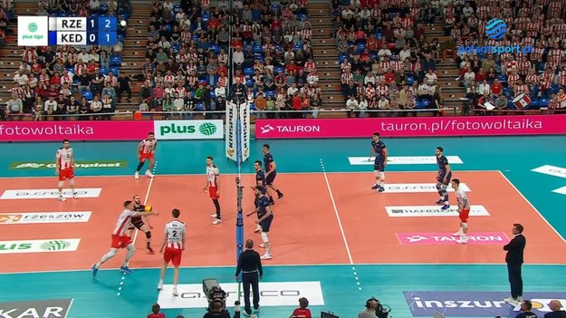 Najlepsza drużyna fazy zasadniczej PlusLigi, Asseco Resovia Rzeszów mierzy się w walce o awans do finału play-off z obrońcą tytułu, Grupą Azoty ZAKSĄ Kędzierzyn-Koźle.