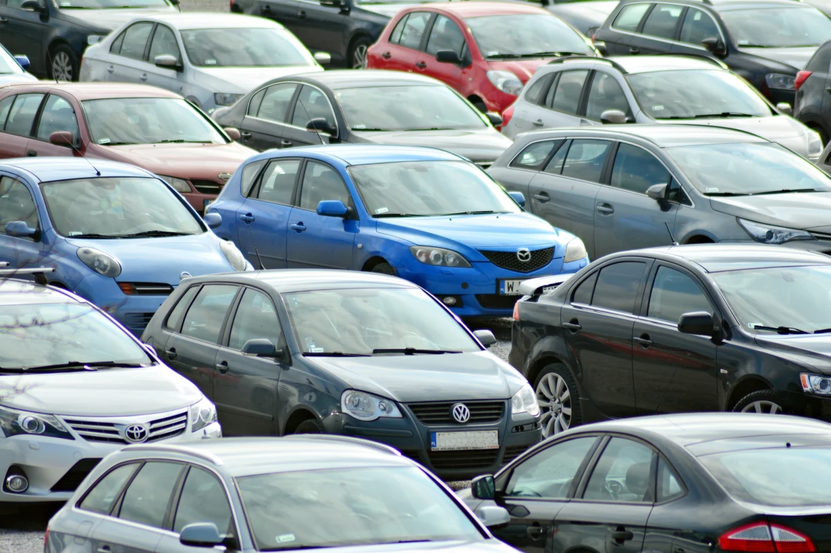 Centrum przesiadkowe, które obejmuje m.in. parking na 110 aut i poczekalnię dla pasażerów wraz z toaletami i punktem informacji, zostało otwarte w Szczyrku - oznajmiła Sandra Kulka z tamtejszego miejskiego ośrodka kultury, promocji i informacji.