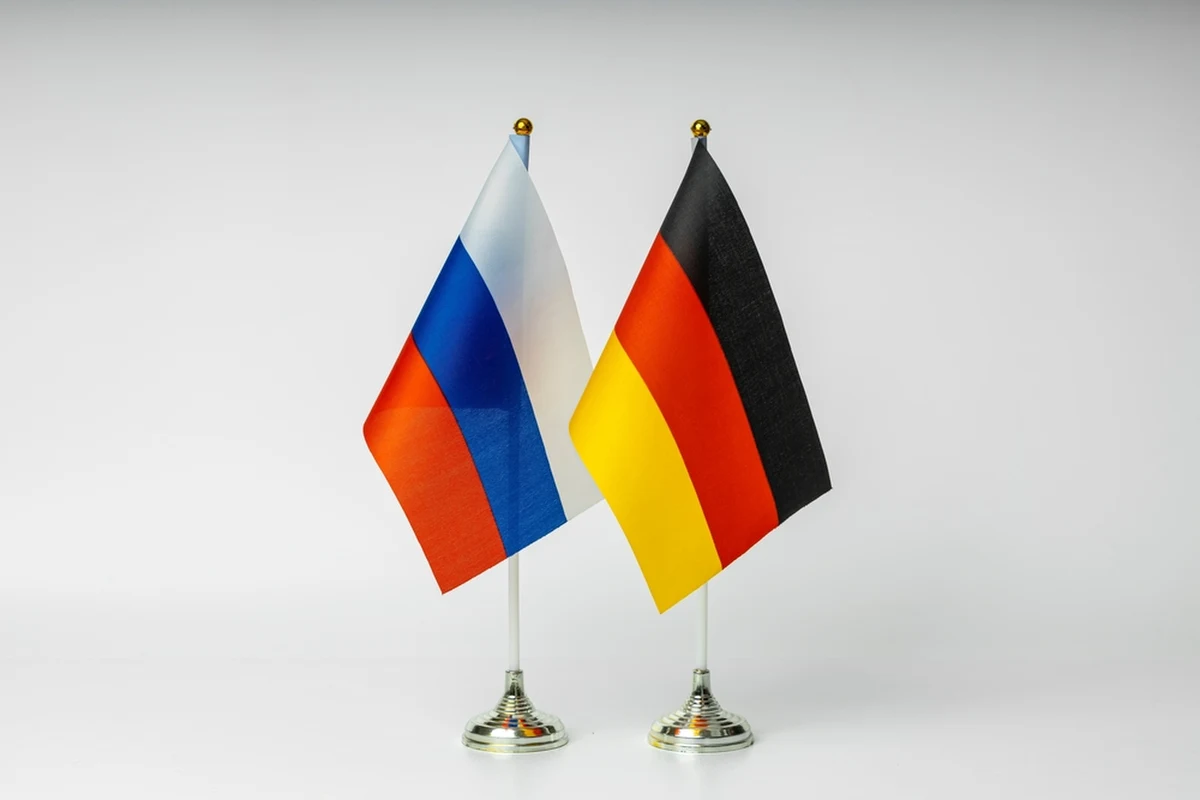 Władze Rosji zdecydowały o wydaleniu 34 niemieckich dyplomatów - poinformował w sobotę dziennik "Bild". To reakcja na "wrogie działania Berlina", a konkretnie na "masowe" wydalenie rosyjskich przedstawicieli w Niemczech - podała z kolei agencja dpa, cytując MSZ w Moskwie.
