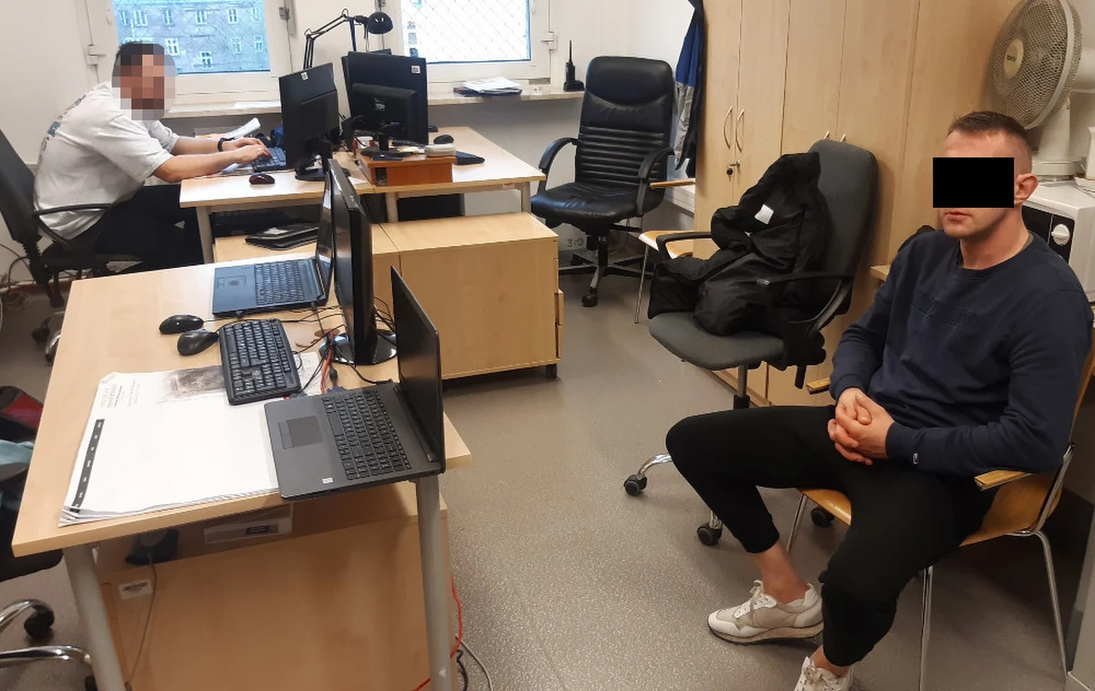 Policjanci z warszawskiego Śródmieścia zatrzymali mężczyznę podejrzanego o kradzież biżuterii w sklepie jubilerskim. Policjanci zauważyli 40-latka jak wsiadał do autobusu. Po wylegitymowaniu okazało się, że to ta sama osoba, którą nagrały kamery w chwili przestępstwa.