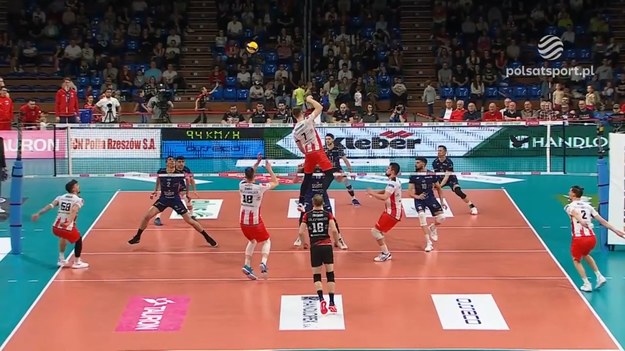 Skrót meczu Asseco Resovia – Grupa Azoty ZAKSA Kędzierzyn-Koźle 2:3 (25:22, 25:13, 21:25, 16:25, 12:15) w półfinale PlusLigi.

