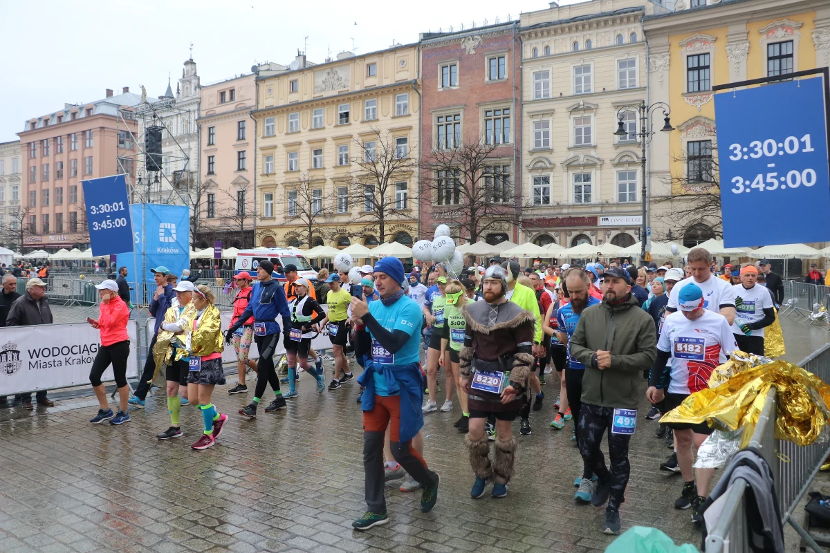 W jubileuszowej edycji Cracovia Maraton wystartuje w niedzielę 6,3 tys. osób. Start zaplanowano na godz. 9 na Rynku Głównym w Krakowie. Kierowcy i pasażerowie komunikacji miejskiej muszą się liczyć ze zmianami i utrudnieniami w ruchu. Sprawdź, które ulice będą zamknięte.