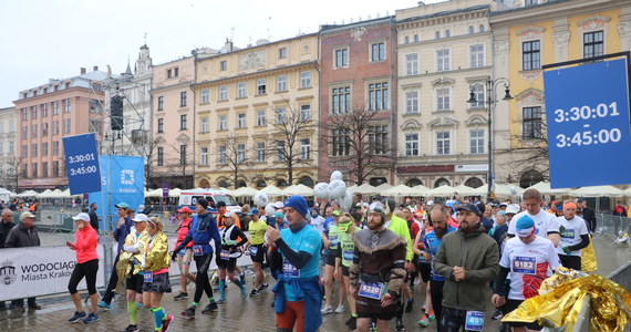 W jubileuszowej edycji Cracovia Maraton wystartuje w niedzielę 6,3 tys. osób. Start zaplanowano na godz. 9 na Rynku Głównym w Krakowie. Kierowcy i pasażerowie komunikacji miejskiej muszą się liczyć ze zmianami i utrudnieniami w ruchu. Sprawdź, które ulice będą zamknięte.