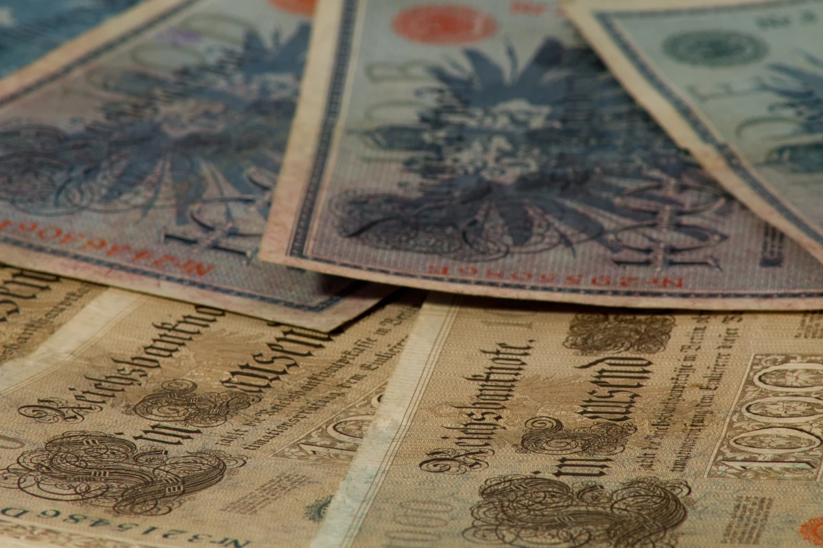 Media na całym świecie szeroko komentują książkę holenderskiego dziennikarza Davida de Jonga "Nazistowscy miliarderzy", w której opisuje on historie pięciu niemieckich bogatych rodów stojących za potężnymi koncernami m.in. BMW, Porsche czy Dr. Oetker i które zarabiały miliardy na współpracy z nazistami. "Po przeczytaniu tej książki już nigdy nie zasiądziesz za kierownicą Volkswagena, nie ubezpieczysz domu w Allianz ani nie sięgniesz po pizzę Dr. Oetkera w supermarkecie bez mdłości i niepokoju" - napisał w recenzji książki brytyjski dziennik "The Daily Telegraph".