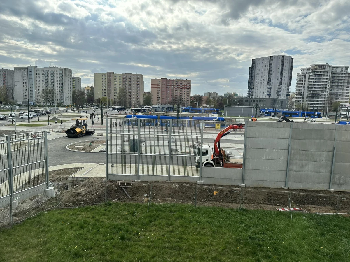 Kiedy mieszkańcy bloku przy ul. Fieldorfa-Nila w Krakowie zobaczyli przed swoimi oknami 10-metrowy betonowy blok akustyczny, zaczęli protestować. Jak się okazuje - skutecznie. Trwa rozbiórka betonowego muru, który miał chronić mieszkańców przed hałasem budowanej właśnie linii tramwajowej od Górki Narodowej. W tej sprawie interweniowało również RMF FM.