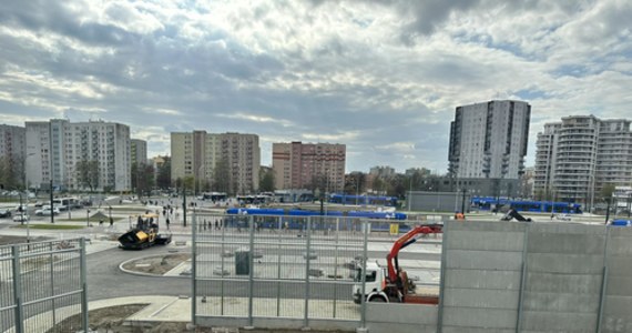 Kiedy mieszkańcy bloku przy ul. Fieldorfa-Nila w Krakowie zobaczyli przed swoimi oknami 10-metrowy betonowy blok akustyczny, zaczęli protestować. Jak się okazuje - skutecznie. Trwa rozbiórka betonowego muru, który miał chronić mieszkańców przed hałasem budowanej właśnie linii tramwajowej od Górki Narodowej. W tej sprawie interweniowało również RMF FM.