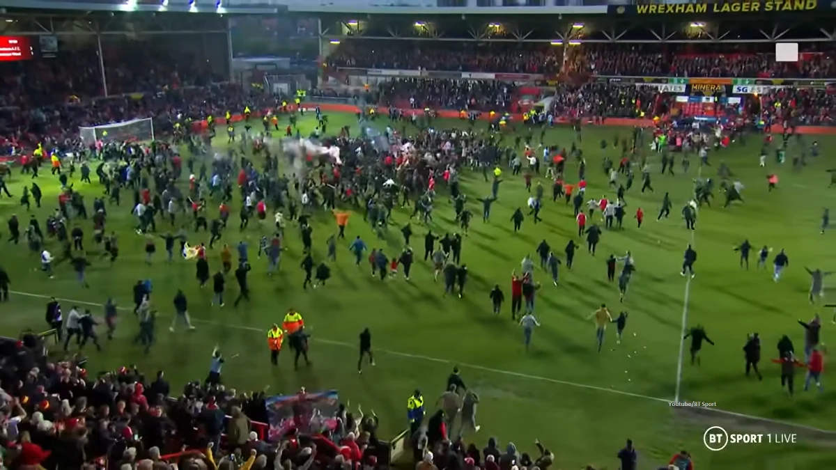 Wczorajszy dzień na długo zostanie w pamięci mieszkańców walijskiego Wrexham. Miejscowy klub piłkarski awansował do League Two, czyli angielskiej czwartej ligi. To kolejny sukces drużyny od czasu, gdy Wrexham AFC został przejęty przez hollywoodzkie gwiazdy - Ryana Reynoldsa and Roba McElhenney’ego. 