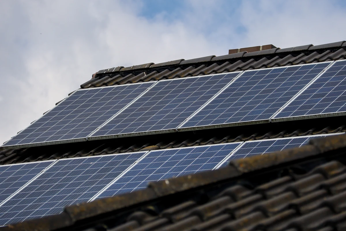 Operator systemu przesyłowego energii elektrycznej Polskie Sieci Elektroenergetyczne poinformował, że będzie dziś przymusowo redukował produkcję źródeł odnawialnych: wiatrowych i po raz pierwszy fotowoltaicznych. To efekt prognozowanej wysokiej produkcji i niskiego zapotrzebowania.