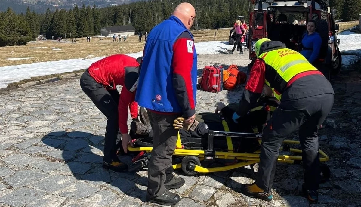 ​Pracowity weekend karkonoskich goprowców. Ładna pogoda przełożyła się na liczbę ich wyjazdów. Tylko w sobotę pomagali ośmiu turystom. Chodziło między innymi o urazy kończyn.