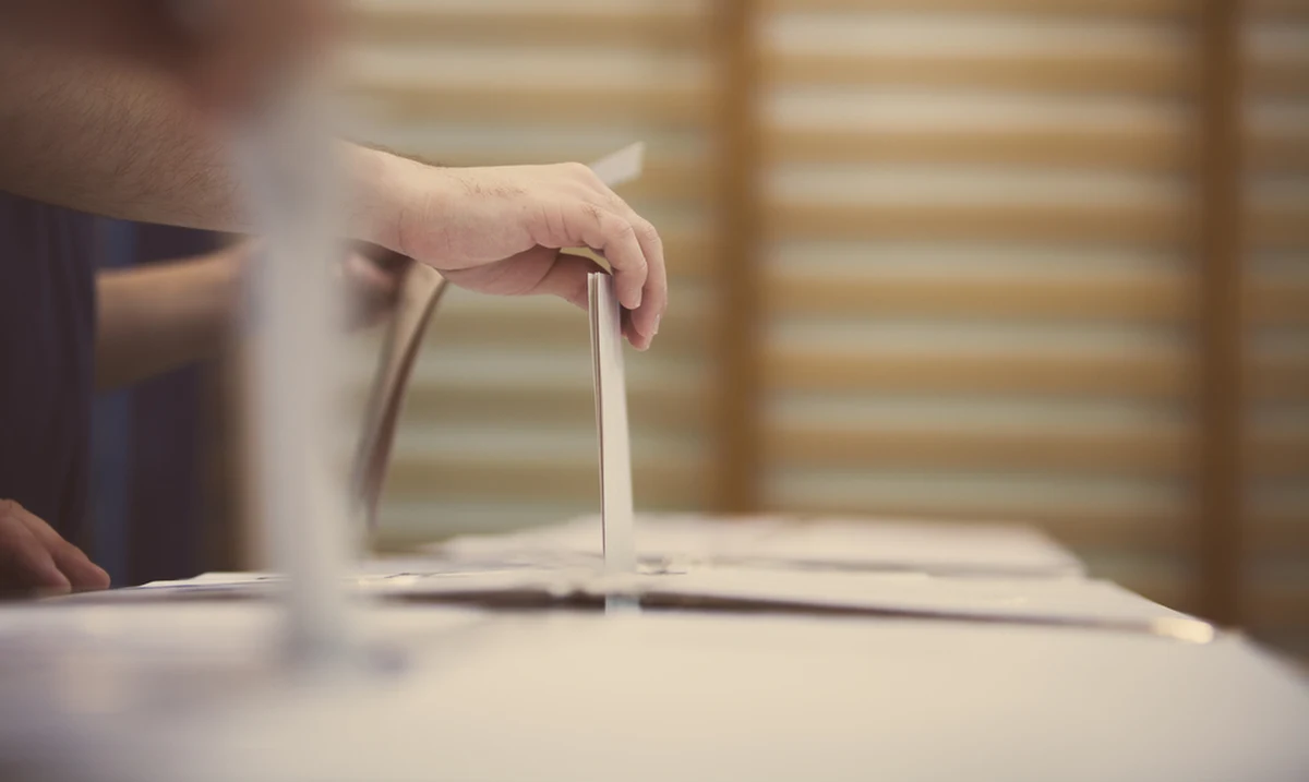 Mieszkańcy Murowanej Gośliny w wielkopolskim powiecie poznańskim wybierają dziś nowego burmistrza. Poprzedni włodarz zrzekł się mandatu po tym, jak został skazany za swoje zachowanie w czasie zatrzymania przez CBA. Dariusz U. odpowie za przestępstwa korupcyjne.