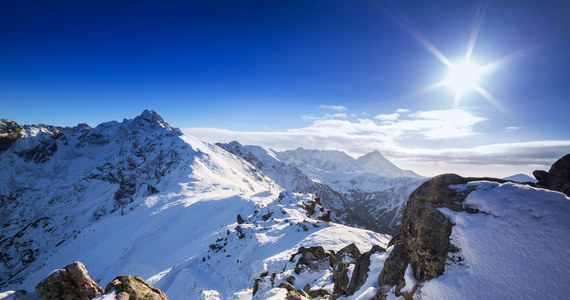 ​Turyści, którzy planują spędzić weekend majowy w Zakopanem, będą mieli jeszcze szansę pojeździć na nartach na Kasprowym Wierchu. Na szczycie leży 165 cm śniegu, a temperatura dziś rano wynosiła tam 6 st. mrozu.