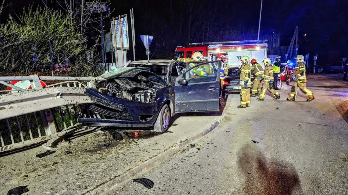 ​Cztery osoby zostały ranne w wypadku forda fiesty, do którego doszło nad ranem na drodze w Węgierskiej Górce na Żywiecczyźnie. Poszkodowani byli nieprzytomni, gdy pogotowie zabierało ich do szpitala.