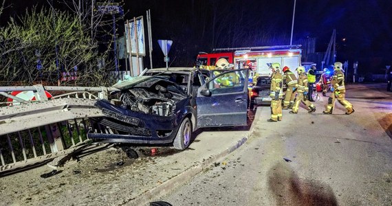 ​Cztery osoby zostały ranne w wypadku forda fiesty, do którego doszło nad ranem na drodze w Węgierskiej Górce na Żywiecczyźnie. Poszkodowani byli nieprzytomni, gdy pogotowie zabierało ich do szpitala.
