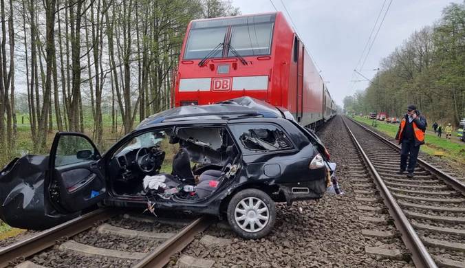 Niemcy: Auto wjechało wprost pod rozpędzony pociąg. Nie żyją trzy osoby