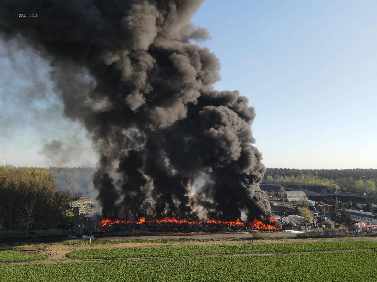 Policja zatrzymała mężczyznę, który może mieć związek z podpaleniem składowiska opon w wielkopolskim Koninie. Pożar przy ulicy Marantowskiej wybuchł w sobotę o świcie, czarny dym było widać z wielu kilometrów. Ogień udało się zdusić po ponad dziesięciu godzinach walki. Pracujący na miejscu strażacy mówią w RMF FM, że dogaszanie potrwa jeszcze kilka dni.