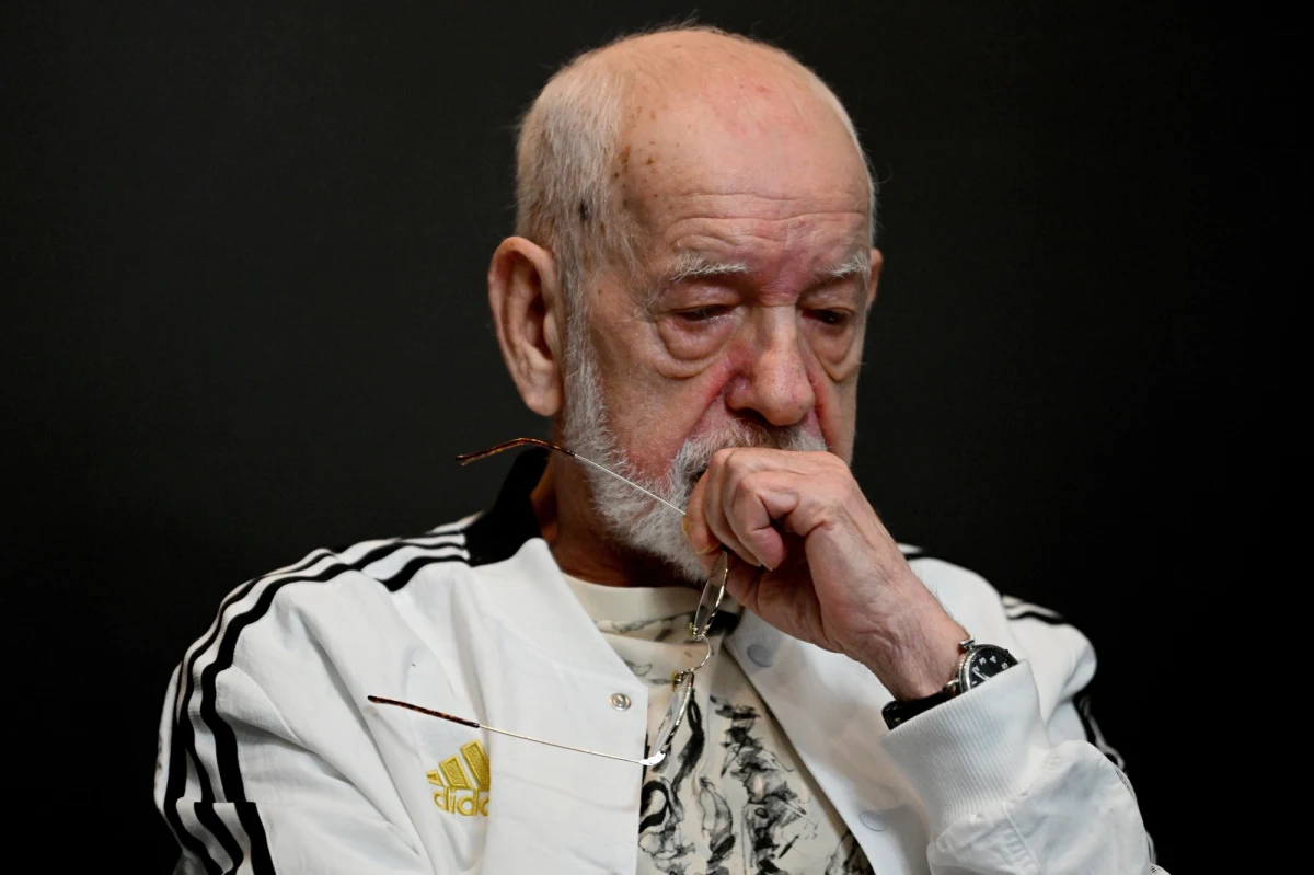 Po 40 latach od prapremiery "Skrzypek na dachu" powróci na scenę Teatru Muzycznego w Łodzi. W 1983 roku odtwórcą roli Tewjego był legendarny bas Bernard Ładysz, a jego zmiennikiem - młody, debiutujący na dużych scenach Zbigniew Macias, który teraz ponownie wcieli się w tę postać.