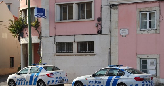 Przed kilkunastoma laty ani policja, ani sąsiedzi nie zwrócili uwagi na zniknięcie mężczyzny mieszkającego z córką w bloku na przedmieściach Lizbony. Jak pisze portugalska prasa, dopiero kilka dni temu służby zostały zaalarmowane, gdy z mieszkania zaczął wydostawać się nieznośny fetor.