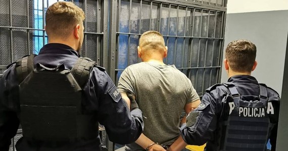 Nawet pięć lat więzienia grozi 55-letniemu mężczyźnie, który w Kurnosie pod Bełchatowem (województwo łódzkie) po pijanemu zaatakował taksówkarza, uszkodził jego samochód, a następnie znieważył i naruszył nietykalność cielesną interweniujących policjantów. Awanturnik trafił do aresztu.