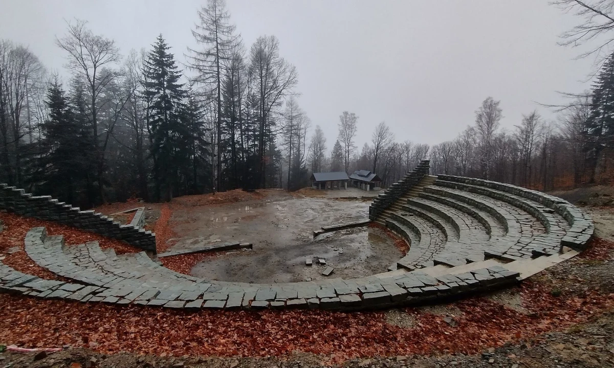 Nadleśnictwo Bielsko zamierza dokończyć rewitalizację leśnego amfiteatru w Lipniku, peryferyjnej dzielnicy Bielska-Białej. Właśnie ogłoszono przetarg na wykonanie prac. Rzecznik nadleśnictwa Tomasz Gawęda wyraził nadzieję, że będzie on gotowy już jesienią.