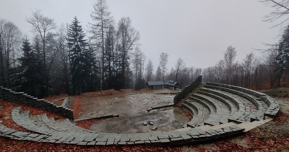 Nadleśnictwo Bielsko zamierza dokończyć rewitalizację leśnego amfiteatru w Lipniku, peryferyjnej dzielnicy Bielska-Białej. Właśnie ogłoszono przetarg na wykonanie prac. Rzecznik nadleśnictwa Tomasz Gawęda wyraził nadzieję, że będzie on gotowy już jesienią.