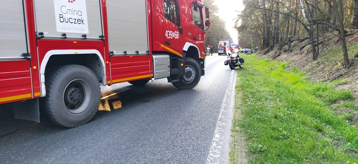 Policjanci z Łasku w województwie łódzkim wyjaśniają okoliczności sobotniego wypadku w miejscowości Gucin. 45-latka najechała motocyklem na tył motoroweru, którym kierował 65-latek. Mężczyzna zginął na miejscu.