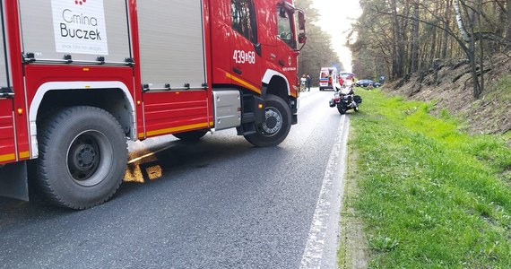 Policjanci z Łasku w województwie łódzkim wyjaśniają okoliczności sobotniego wypadku w miejscowości Gucin. 45-latka najechała motocyklem na tył motoroweru, którym kierował 65-latek. Mężczyzna zginął na miejscu.