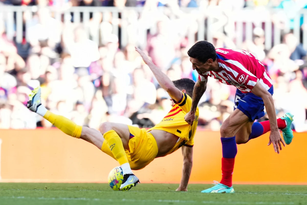 Barcelona po raz 10. w trwającym sezonie piłkarskiej ekstraklasy Hiszpanii wygrała mecz. W niedzielę w 30. kolejce "Duma Katalonii", w której całe spotkanie rozegrał Robert Lewandowski, pokonała u siebie Atletico Madryt 1:0.  