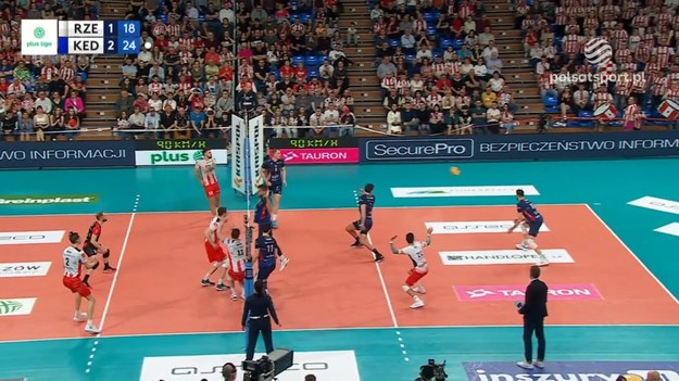 Skrót drugiego meczu Asseco Resovia – Grupa Azoty ZAKSA Kędzierzyn-Koźle 1:3 (21:25, 25:27, 25:18, 18:25) w półfinale PlusLigi.

