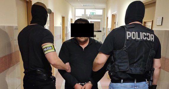 Sąd aresztował na trzy miesiące 40-letniego kierowcę przewozu osób "na aplikację", który usiłował dusić klientkę, a potem ją okradł. Do zdarzenia doszło w Warszawie. 