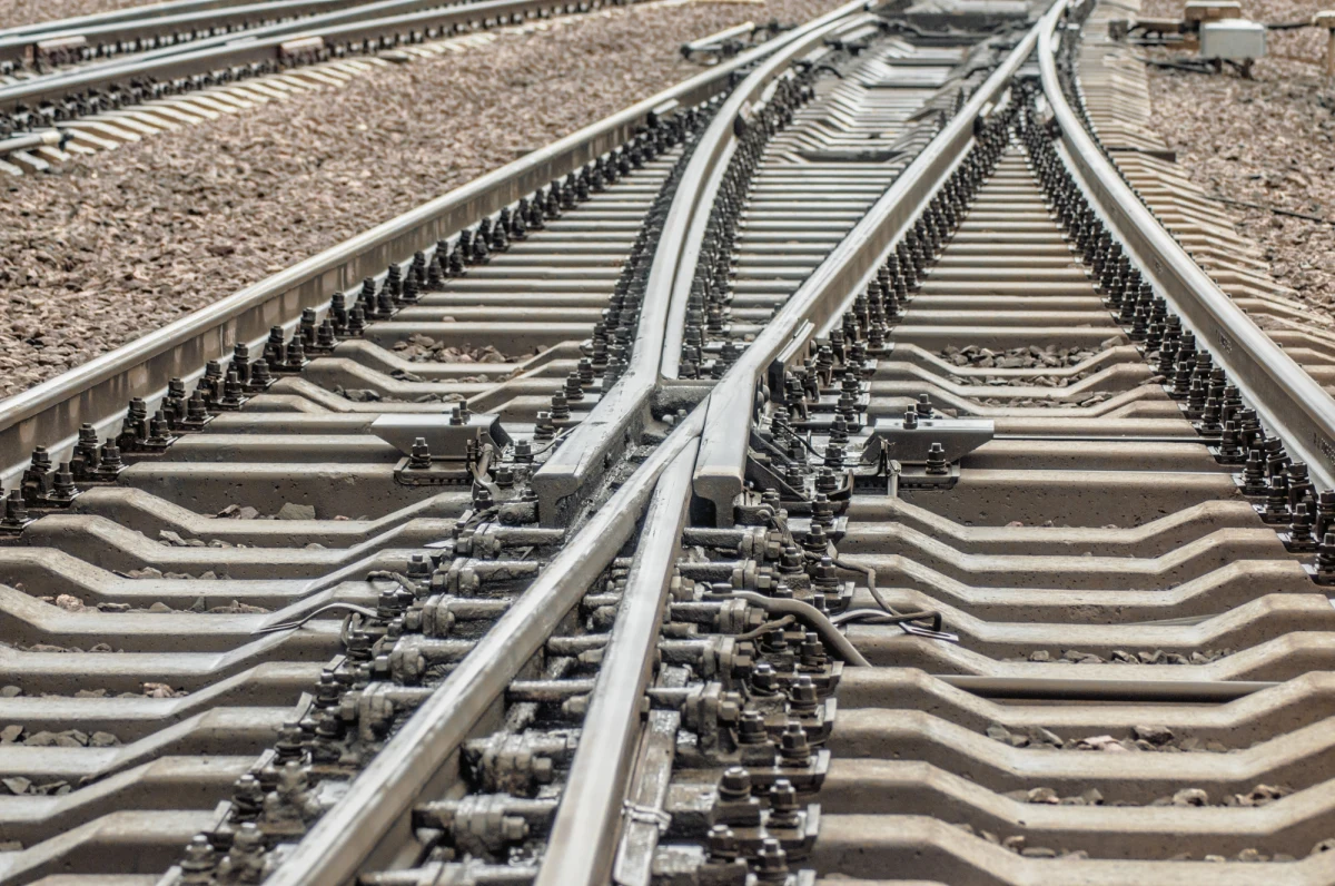 Pasażerowie linii tramwajowych na krakowskich Bronowicach powinny być przygotowani na wprowadzone zmiany w rozkładach jazdy. W związku z koniecznością przeprowadzenia prac torowych, od dziś - 24 kwietnia do 2 maja zostanie wyłączony ruch tramwajowy na odcinku Bronowice-Bronowice Małe.