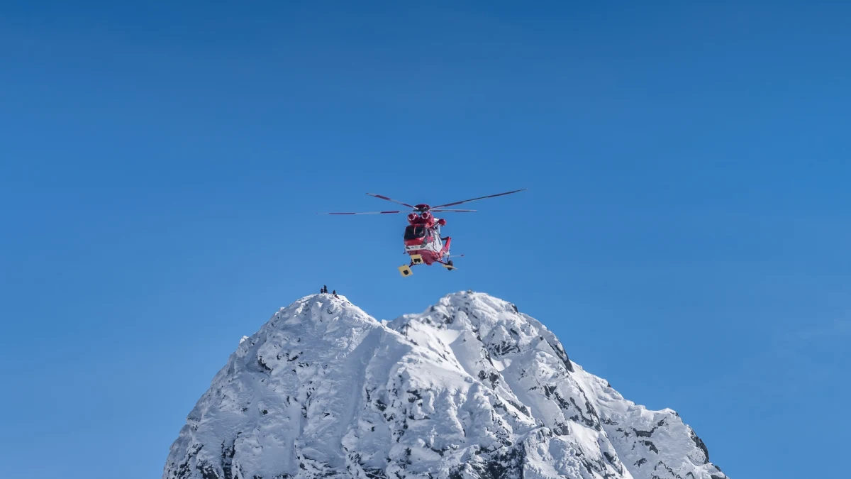 ​W weekend ratownicy TOPR pomagali dziewięciu poszkodowanym. Na Kozich Czubach w rejonie Orlej Perci ewakuacji śmigłowcem wymagał turysta, który pomimo posiadania odpowiedniego zimowego wyposażenia, nie podołał trudom wyprawy i utknął w trudnym terenie. Z kolei z rejonu Dziurawej Przełęczy nie mogła wydostać się dwójka turystów. Ewakuowano ich również do Zakopanego na pokładzie śmigłowca.