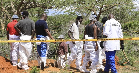 Policja w Kenii ekshumowała 58 ciał członków chrześcijańskiej sekty, którzy zmarli śmiercią głodową. Wierzyli, że odstawiając jedzenie i picie trafią do nieba. W jednym z grobów policjanci znaleźli kobietę, która wciąż żyła.  