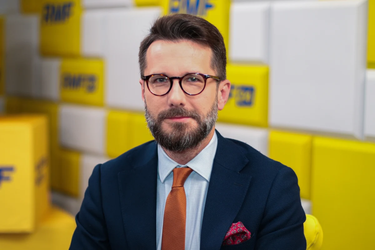 "Nie jest naszą winą, nie jest winą Jarosława Kaczyńskiego, że nasi konkurenci polityczni tak formatują swój przekaz i tak się zwracają do Polaków, jakby oni tacy, jak ich określił prezes Kaczyński, byli. Ale to jest już kwestia opozycji. Gdybym ja dostawał złotówkę za każdym razem, gdy media twierdzą, że Jarosław Kaczyński coś powiedział, czego nie powiedział, to miałbym całkiem niezłą sumę do wykazania na oświadczeniu majątkowym" – mówił w Porannej rozmowie w RMF FM poseł PiS Radosław Fogiel. W ten sposób skomentował weekendowe słowa prezesa PiS.