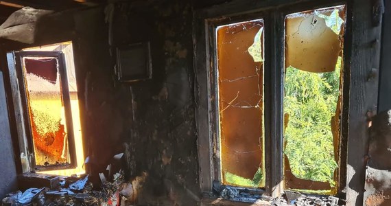 87-latkę i 56-latkę udało się ewakuować z objętego pożarem domu w Łosicach (Mazowieckie). Obie trafiły do szpitala. Do zaprószenia ognia doszło najprawdopodobniej na skutek zwarcia instalacji elektrycznej. 