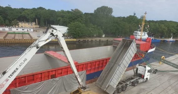 Od piątku przez port w Kołobrzegu będzie przechodzić zboże z Ukrainy - podał na Twittrze minister rozwoju Waldemar Buda. To skutek interwencji RMF FM. Nasza dziennikarka alarmowała, że port ten z dnia na dzień stracił możliwość przeładunku ukraińskiego zboża. Prezes Artur Lijewski mówi, że w praktyce port będzie w stanie przyjmować transporty z Ukrainy od poniedziałku. "Muszą zaistnieć pewne dokumenty, muszą się te obietnice ziścić" - wyjaśnił.