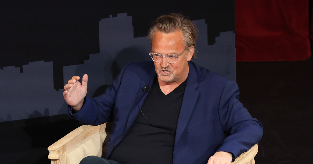 Pod koniec zeszłego roku do księgarń trafiła autobiografia Matthew Perry'ego zatytułowana "Przyjaciele, kochankowie i ta Wielka Straszna Rzecz". Odtwórca roli Chandlera Binga opowiedział w niej o blaskach i cieniach sławy, a także ze szczegółami opisał swoją wieloletnią walkę z uzależnieniem od alkoholu i opiatów. W pamiętniku gwiazdora "Przyjaciół" pojawił się też wyjątkowo obraźliwy komentarz na temat Keanu Reevesa. Perry ogłosił właśnie, że w kolejnych wydaniach książki ten fragment się nie pojawi. "To było podłe" - przyznał ze skruchą aktor.