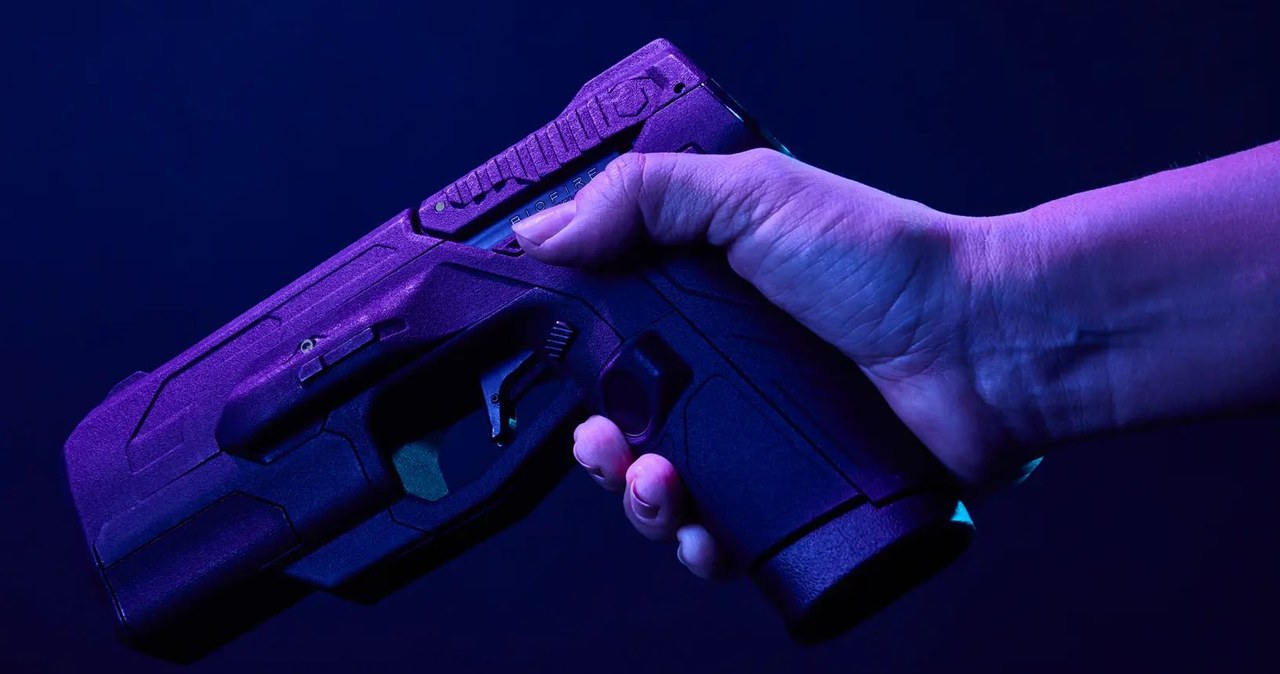 "Bezpieczny" pistolet to pojęcie względne i dość kontrowersyjne, ale zajmująca się bronią palną firma Biofire Technologies z siedzibą w Kolorado zaproponowała nowe podejście do tematu, a mianowicie inteligentny pistolet chroniony elektronicznym systemem identyfikacji i strzelania. 