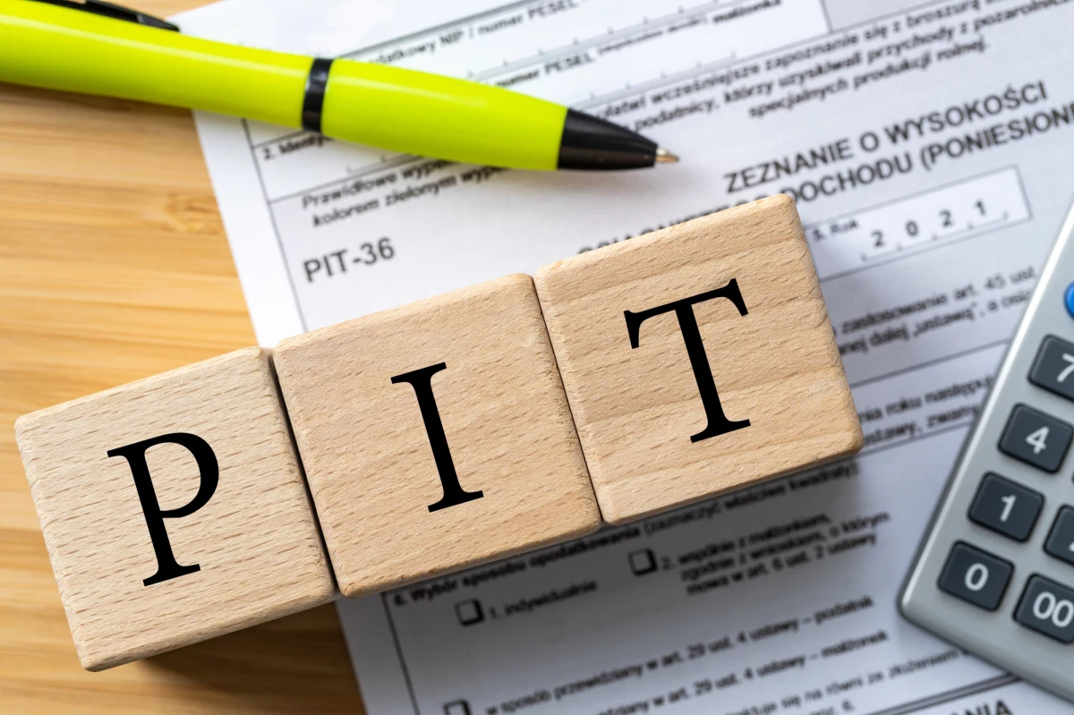 W tym roku zwroty podatku PIT będą dwa razy większe niż przed rokiem - tak wynika z najnowszych szacunków ekspertów podatkowych. Rząd chwali się tym jak sukcesem, pokazując, ile pieniędzy nam daje. W rzeczywistości to świadczy jednak o tym, że przez zeszły rok pobierano nam zbyt wysokie zaliczki. Na czym ostatecznie straciliśmy.