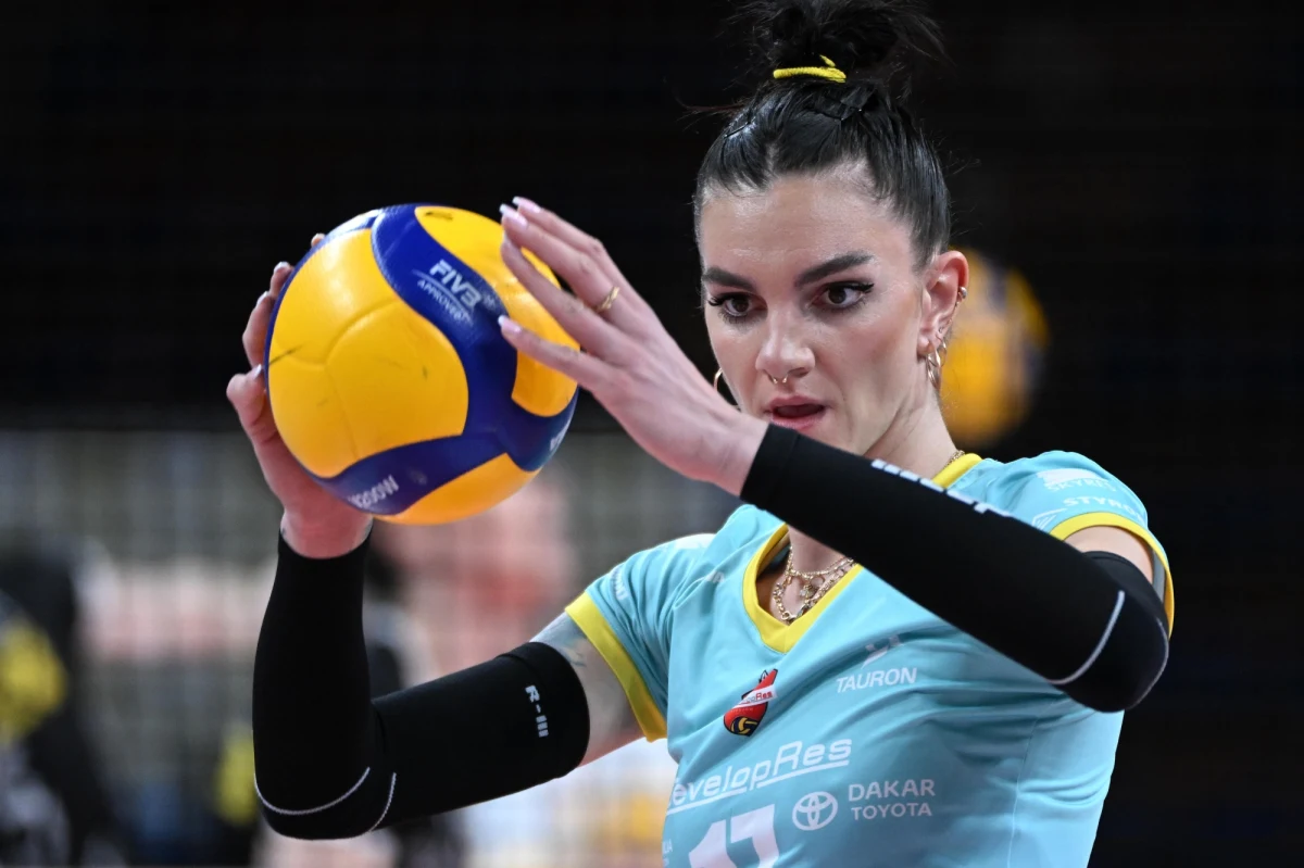 Malwina Smarzek znalazła się w szerokiej kadrze na sezon reprezentacyjny 2023. Biało-Czerwona drużyna pod wodzą Stefano Lavariniego rozpocznie kampanię od zgrupowania w Szczyrku. Kadrowiczki spotkają się tam już 8 maja. 