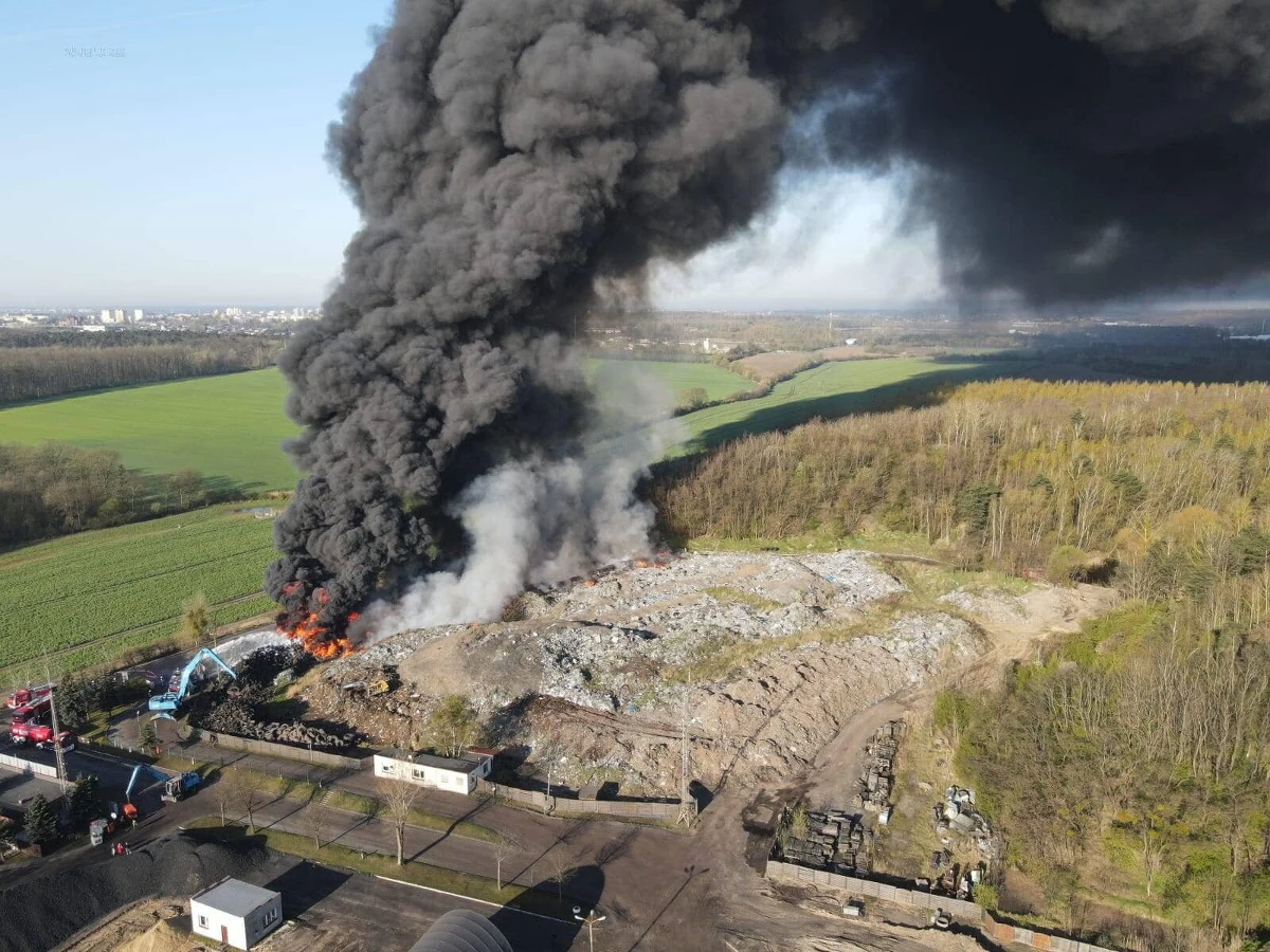 Są zarzuty dla mężczyzny podejrzanego o podpalenie nielegalnego składowiska śmieci w Koninie. Sąd na wniosek prokuratora zastosował w poniedziałek tymczasowy areszt na trzy miesiące wobec 27-latka.