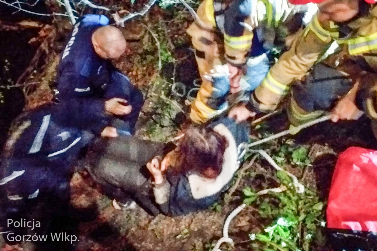 21-latkę, która wpadła do rzeki Kłodawki w Gorzowie Wielkopolskim, uratowali policjanci i strażacy. Pomoc nadeszła szybko dzięki jej przerażonym znajomym. 