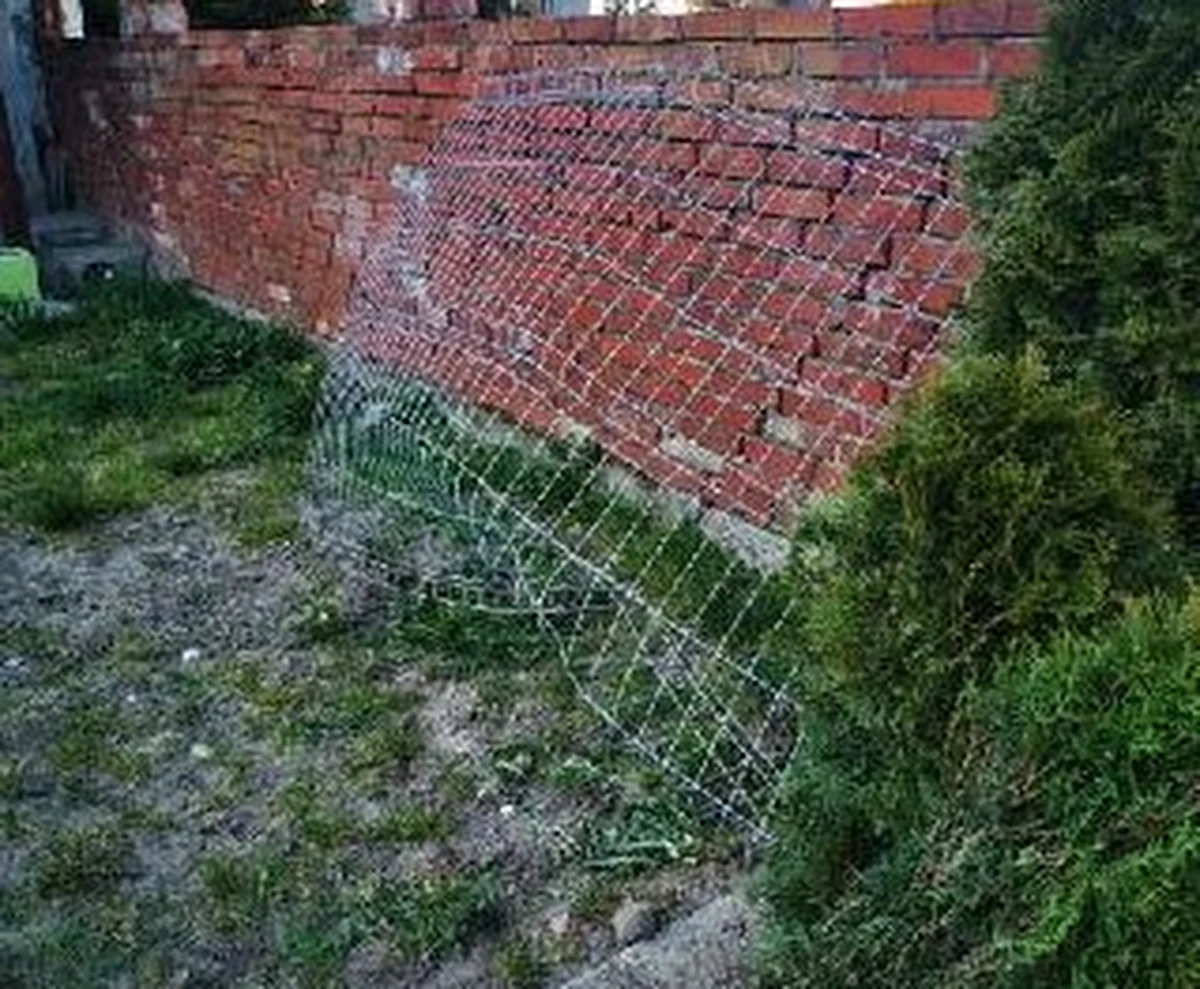 Zniszczeniem ogrodzenia i uszkodzeniem samochodu zakończył swoją podróż nietrzeźwy kierowca z powiatu sławieńskiego. 28 - latek najprawdopodobniej stracił panowanie nad pojazdem i wjechał w ogrodzenie. Badanie wykazało, że mężczyzna miał ponad 2,5 promila alkoholu w organizmie. 