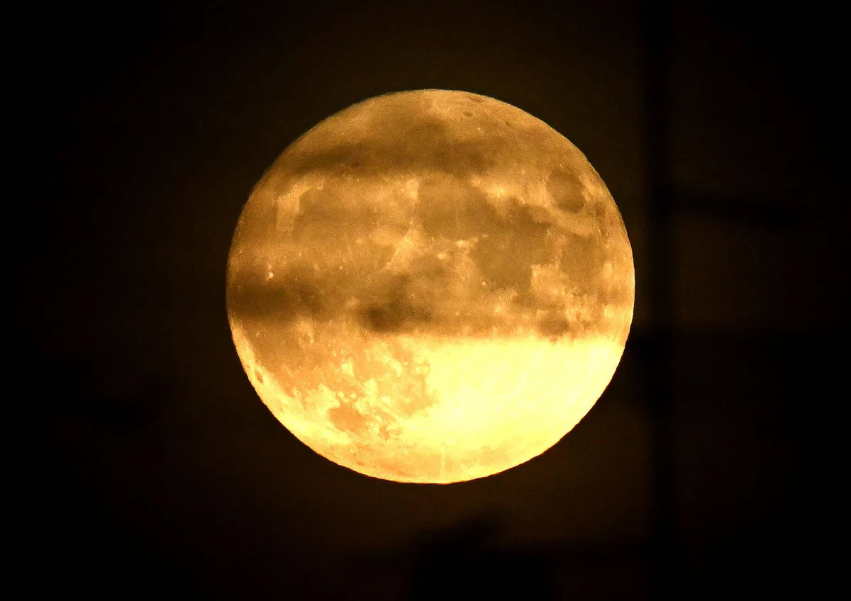 Podczas niedawnej wizyty w Chinach prezydent Francji dostał zupełnie wyjątkowy prezent. Z okazji Chińskiego Dnia Kosmosu tamtejsza Nardowa Agencja Kosmiczna ujawnia, że prezydent Xi Jinping podarował Emmanuelowi Macronowi próbki przywiezione z Księżyca przez sondę Chang`e 5.