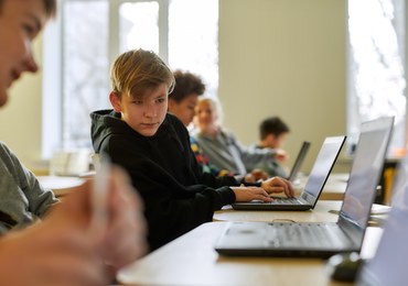 Laptopy dla IV-klasistów od 2023, choć ustawa mówi o przyszłym roku