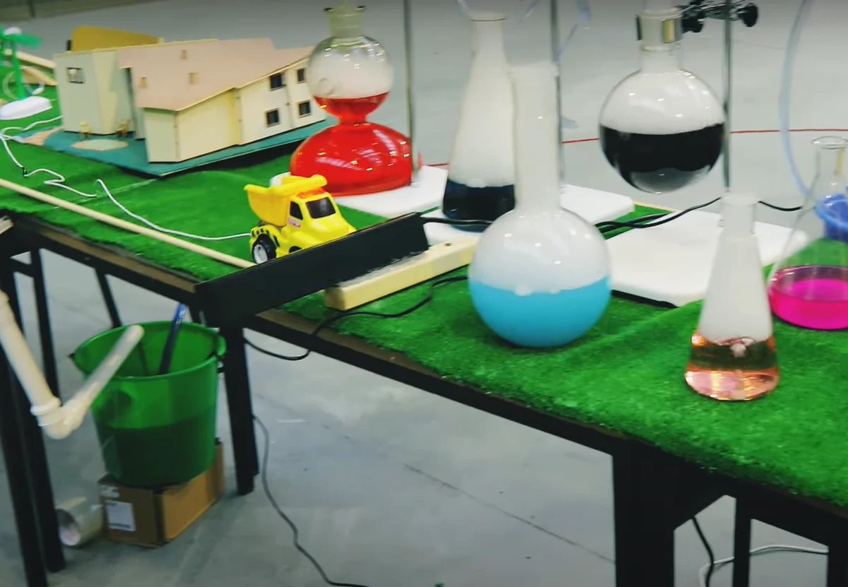 Kraków, Mońki, Opoczno, Sokółka – uczniowie z liceów ogólnokształcących i techników z tych miejscowości podjęli wyzwanie konkursowe V edycji konkursu Niesamowita Maszyna. Przysłali zgłoszenia i opublikowali w sieci filmy dokumentujące swoje prace. Teraz czekają na głosy fanów wynalazków.