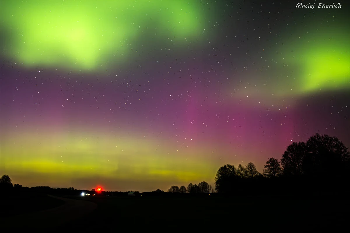 W niedzielę wieczorem w zasadzie z każdego miejsca w Polsce, w zależności od zachmurzenia, można było zobaczyć zorzę polarną. Tak dogodne warunki do jej powstania zdarzają się bardzo rzadko.